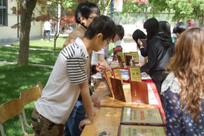 学生参观专利证书和荣誉证书