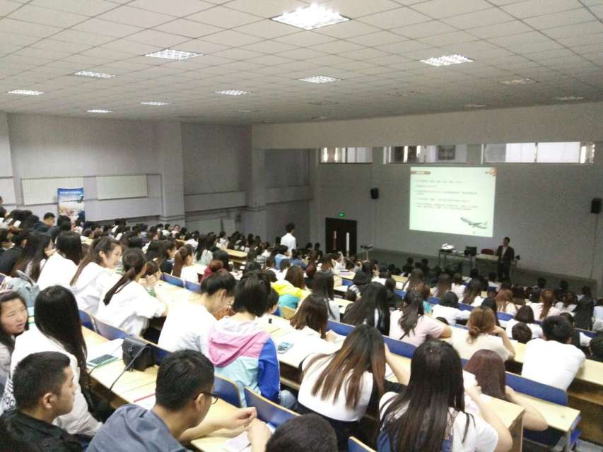 场面火爆的企业宣讲会