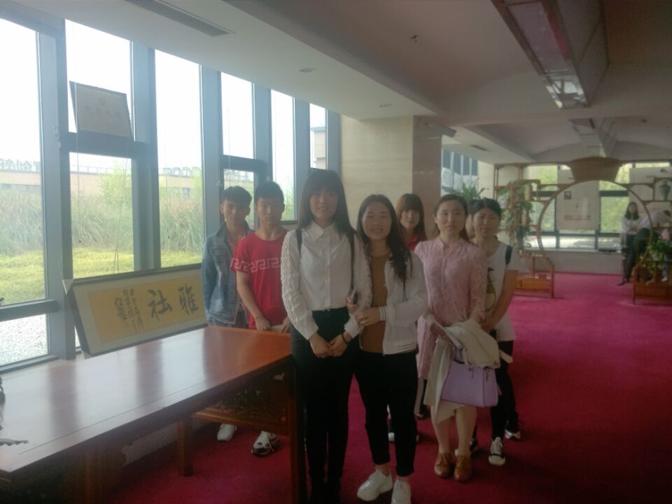 华拓带队老师与学生合影